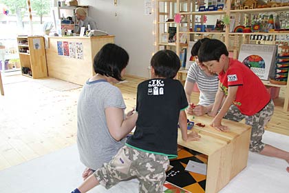  広々した店内には子どもたちのにぎやかな声が響く