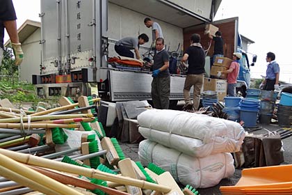  九州北部豪雨で被災した福岡県久留米市にボランティア資材を届けるためいる三条市栗林の旧サカタ製作所でトラックに第1便の積み込みを行うNPO法人「にいがた災害ボランティアネットワーク」