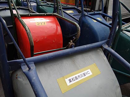 宮城県東松島市ボランティアセンターの張り紙のある一輪車も