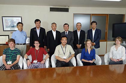  国定市長を囲んで交換留学生、ロータリークラブのメンバーで記念撮影