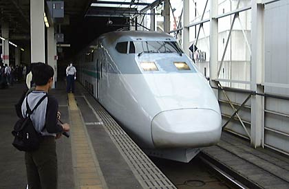  6月23日に大宮駅で盛岡駅に向かう30周年記年号を撮影