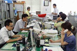 電話でパブリックビューイングの申し込みを受け付ける健康づくり課スポーツ振興係