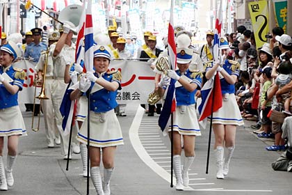 第41回飛燕夏まつりの幕開き、交通安全・音楽パレードの県警音楽隊によるカラーガード