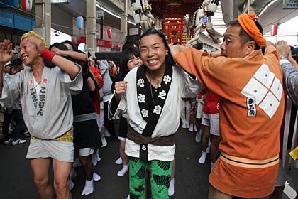  燕1000人みこし