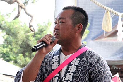  燕1000人みこし実行委員会の小田島智博実行委員長のあいさつ