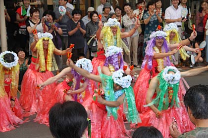  大いに会場を盛り上げたおやじダンサーズ