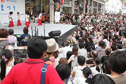  第41回飛燕夏まつりの燕舞ストリートダンスフェスティバルは30を超す団体が出演し、数百人規模の観客でひしめく