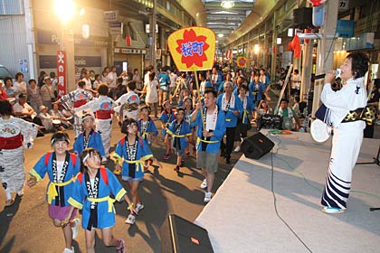 1,900人が踊りの輪をつくった燕ばやし大会