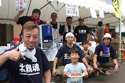  22日の第41回飛燕夏まつりの「つばめいち」に出店した燕市立燕北小学校PTAの父親有志でつくる「北の親父の会」、左手前が代表の白井さん