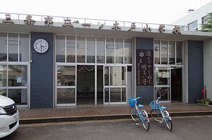  一ノ木戸小の児童玄関