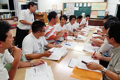  最終打ち合わせを行う「一小おやじの会」のメンバー
