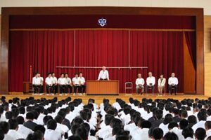 県央工高同窓会がこの夏、県央工高からインターハイなど出場する28人に同窓会・後援会激励費を贈呈