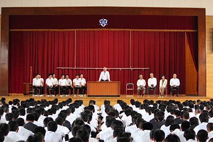 新潟県央工業高校終業式で「2012北信越かがやき総体　同窓会・後援会激励費贈呈式」を行う新潟県央工業高校同窓会