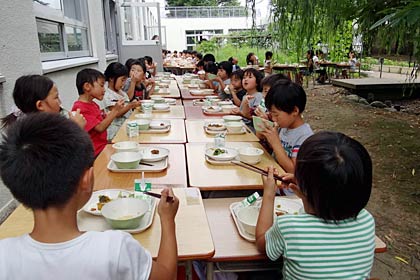 1年生は中庭に机を並べてオープンカフェスタイルで「いただきます！。」
