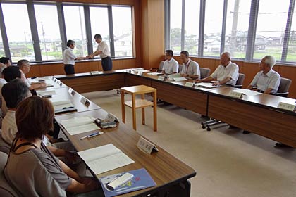 23日開かれた三条市(仮称)第一中学校区統合小学校校名等制定委員会の第一回会議