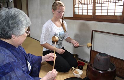 石黒宗美社中で茶道を学ぶダンディ村からの使節団