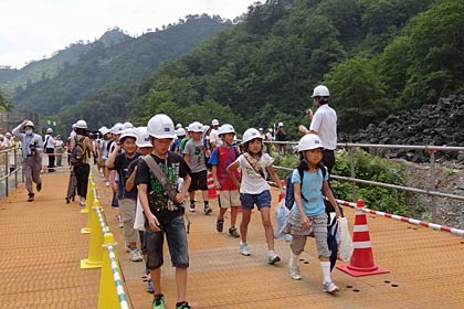 仮橋を渡る小学生
