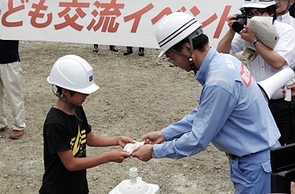 長岡国道事務所長から子どもたち全員に「八十里越道路県境初越え証明書」の交付