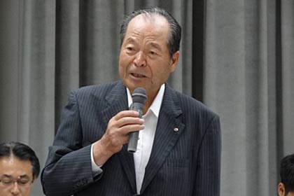 あいさつする斉藤会頭