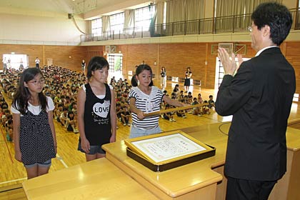 燕西小で火災を未然に防いだ5年生3人に鈴木市長から感謝状