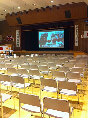 会場にずらりと並んだいす