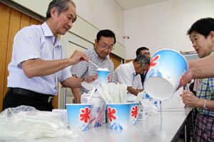 「つばくろの里」でかき氷をふるまう燕ロータリークラブ