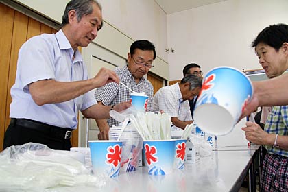 「つばくろの里」でかき氷をふるまう燕ロータリークラブ