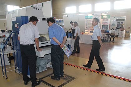  27日まで燕三条地場産業振興センターで開かれている「燕三条ものづくり交流展」と「バリ取り仕上げ加工技術展 in 燕三条2012」