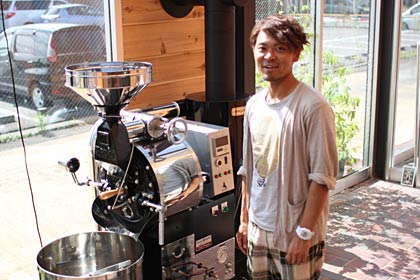  美容室「パリスラヴィサント」正面に設置された「ツバメコーヒー」の焙煎機