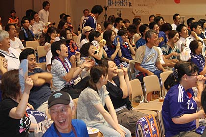 日本代表のプレーに一喜一憂する来場者