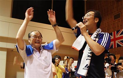 万歳を繰り返す国定市長と酒井選手の父幸一さん