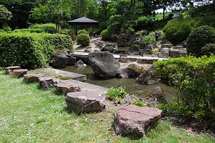  庭園に並んだ62個の中国風流觴曲水座石