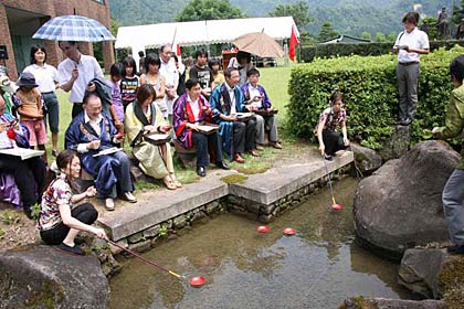  中国風東屋の前で中国風流觴曲水座石に座って流觴曲水宴