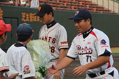  左が巨人の川相監督、右がヤクルトの真中監督