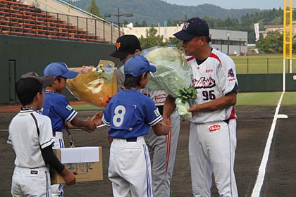  左が加藤捕手、右が池山コーチ