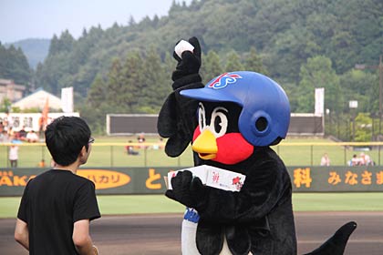 つば九郎にはJAにいがた南蒲からモモ