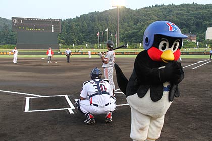  始球式前になぜか手を合わせて祈るつば九郎