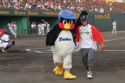 暴投の永塚さんを励ますつば九郎