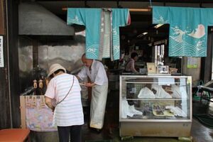 土用の丑(うし)の日、ウナギを求める客に切れ目がない燕市・吉田屋