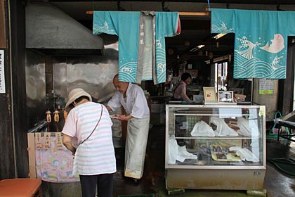 土用の丑（うし）の日、ウナギを求める客に切れ目がない燕市・吉田屋