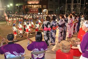 27日の第55回吉田まつり1日目、JR吉田駅前にステージを仮設して民謡流し