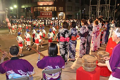 27日の第55回吉田まつり1日目、JR吉田駅前にステージを仮設して民謡流し
