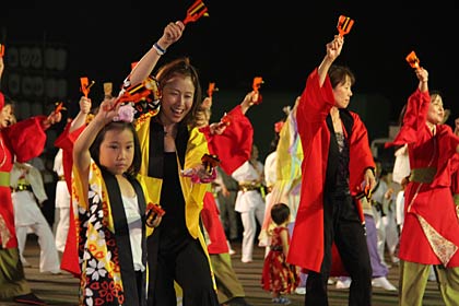 「燕はひとつプロジェクト」で制作した新しいよさこい踊りを披露