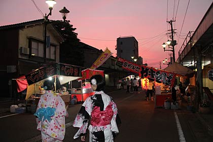  吉田諏訪神社の祭礼で露店が並ぶ