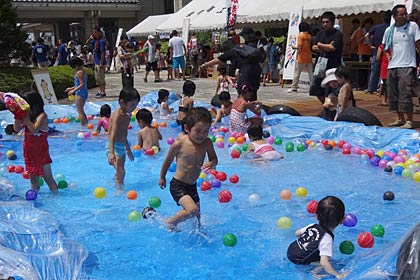  「2012栄ふるさと夏まつり」のそれいけちびっ子プール
