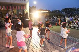 29日開かれた燕市・北地区ふるさとまつりの屋外ステージ