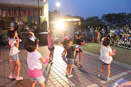 29日開かれた燕市・北地区ふるさとまつりの屋外ステージ