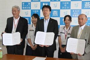 前列左から長岡ヤクルト販売の石原代表取締役、鈴木燕市長、燕市民生委員児童委員協議会の長谷川会長、後はヤクルトスタッフ