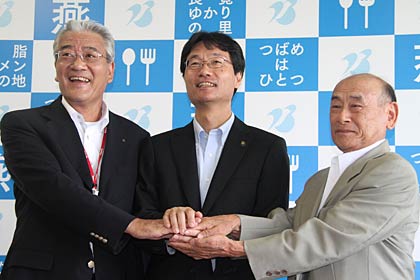  3人でがっちり握手