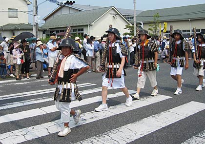  先頭の子どもは燕市内に避難していた小学生